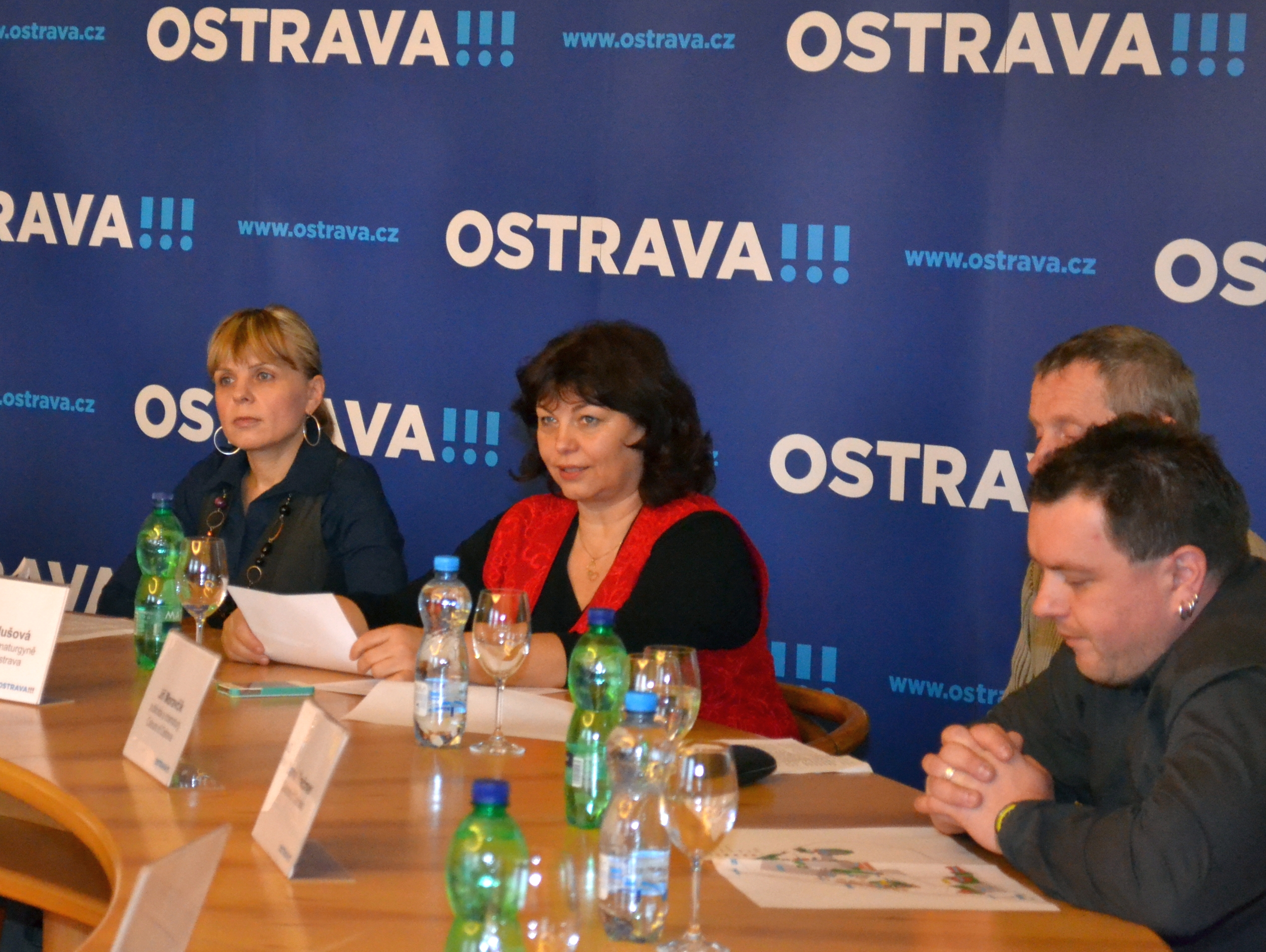 K foto: Zleva: Simona Piperková a Zlata Holušová na tiskové konferenci v Radnici města Ostravy